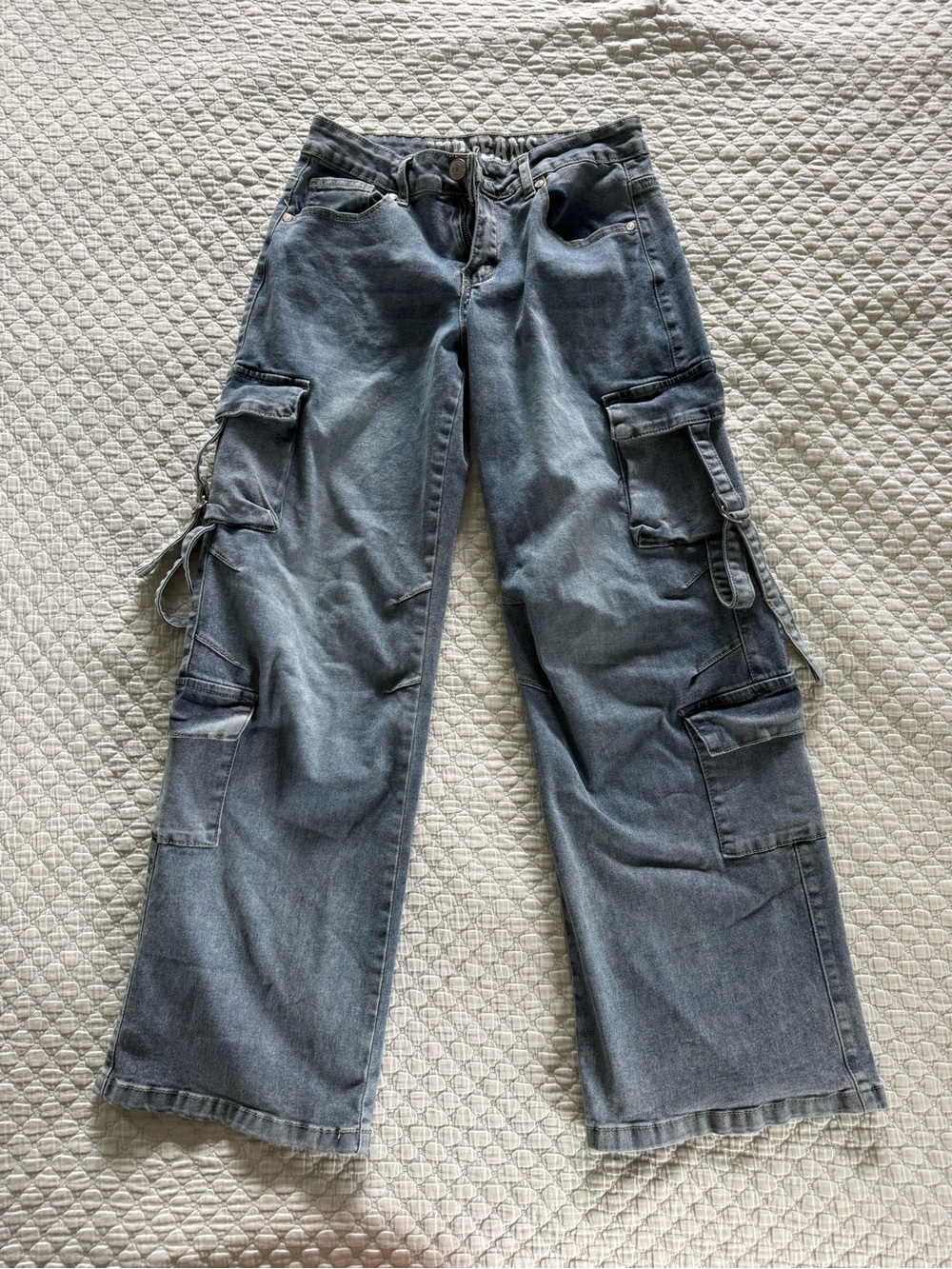 Low-Rise Wide-Leg Cargo Jeans in Light Wash Denim